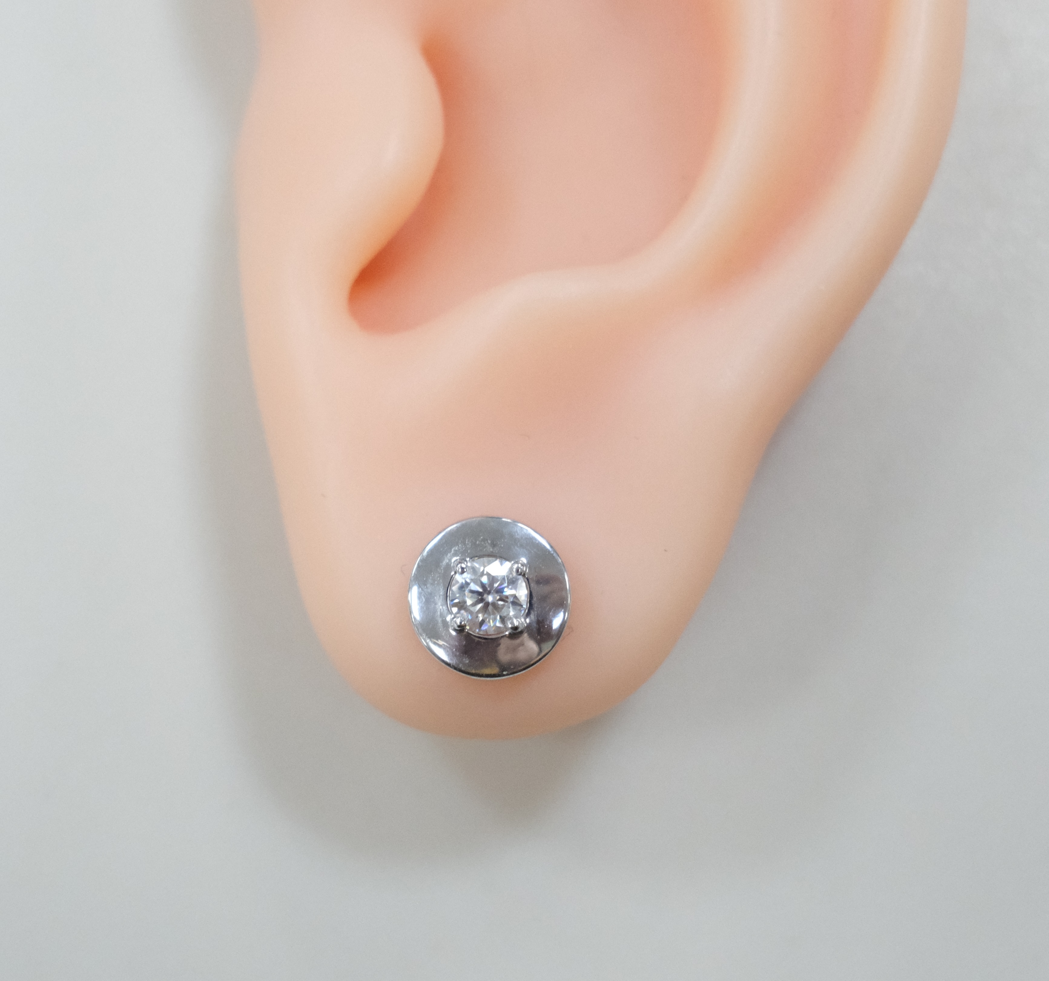 Серебряные серьги-пусеты с муассанитами